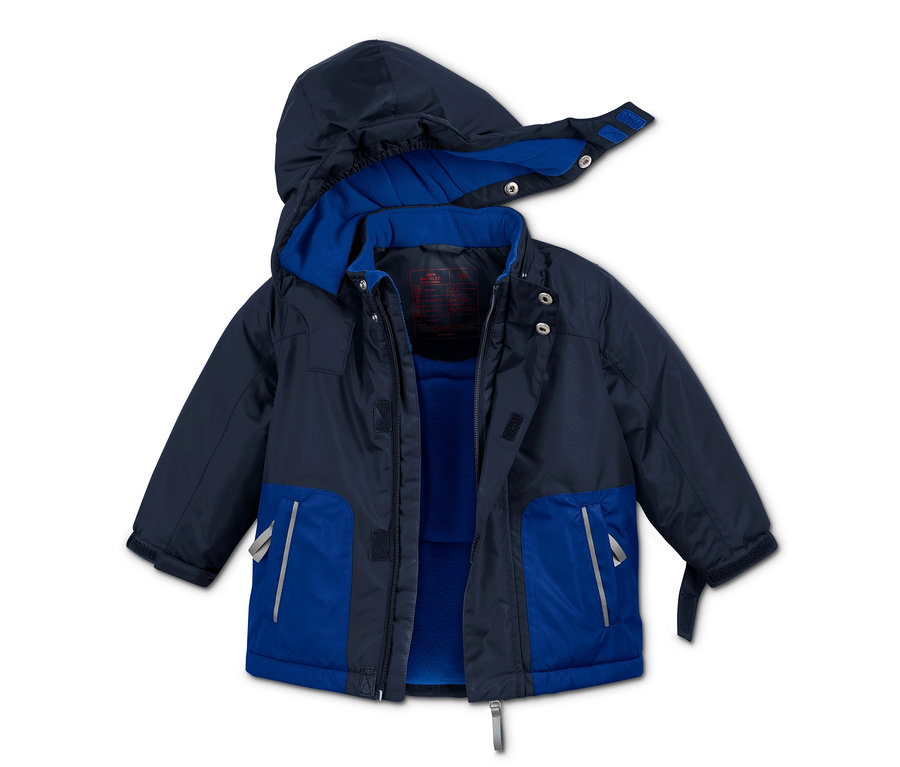 Blaue Schneekombi mit recyceltem Material und Kapuze.