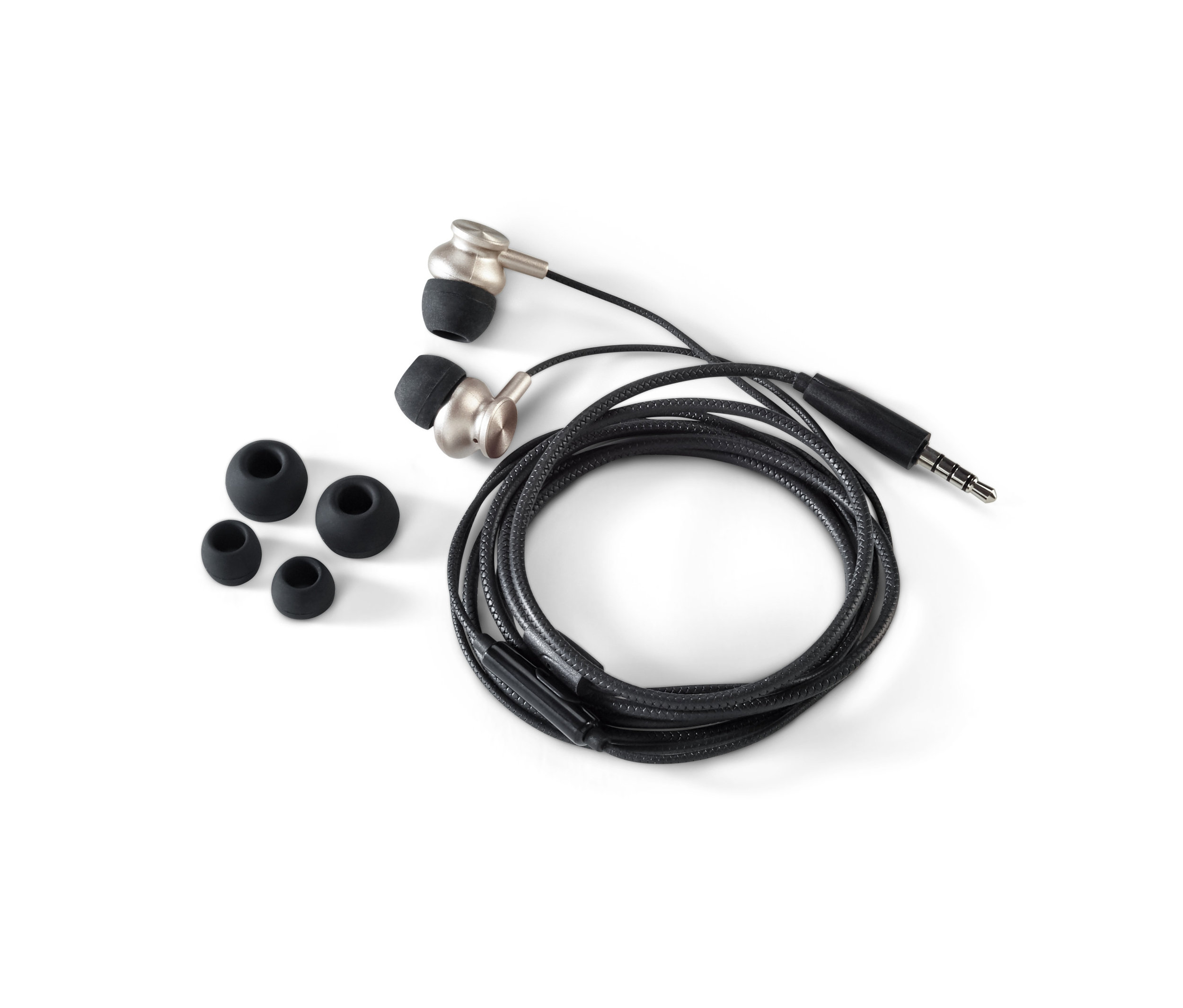 Zwei In-Ear-Kopfhörer und vier Silikonaufsätze auf weißem Hintergrund.