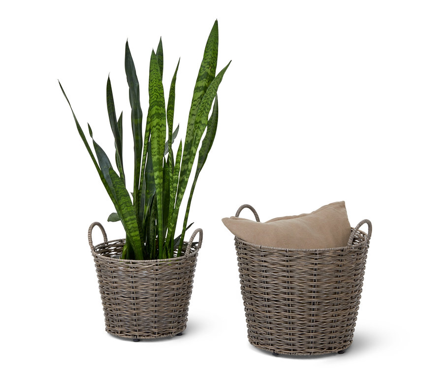 Zwei Outdoor-Körbe, einer mit Pflanze, einer mit beigem Kissen.
