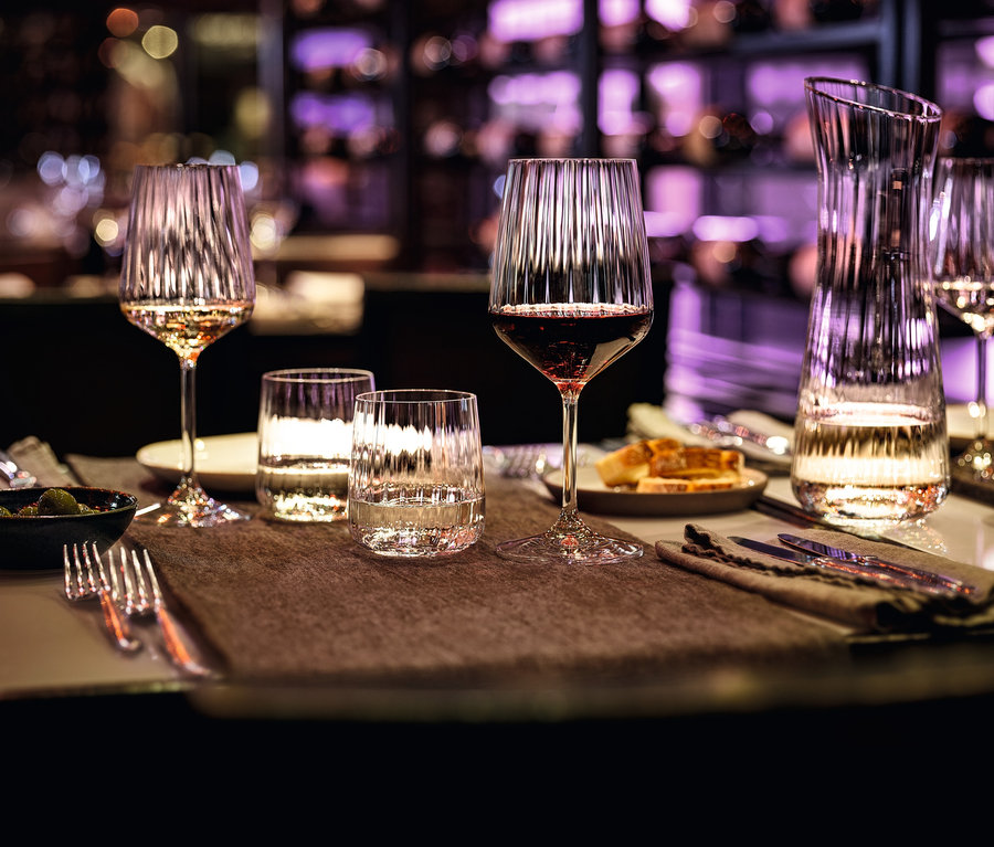 Gedeckter Tisch mit Rotwein in Spiegelau Rotweingläser »Lifestyle«, 8er Set und Spiegelau Bechergläser »Lifestyle«, 8er-Set.