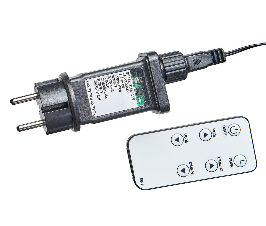 Detail eines schwarzen Adapters und einer Fernbedienung für eine AMARE Lichterkette 30 m.