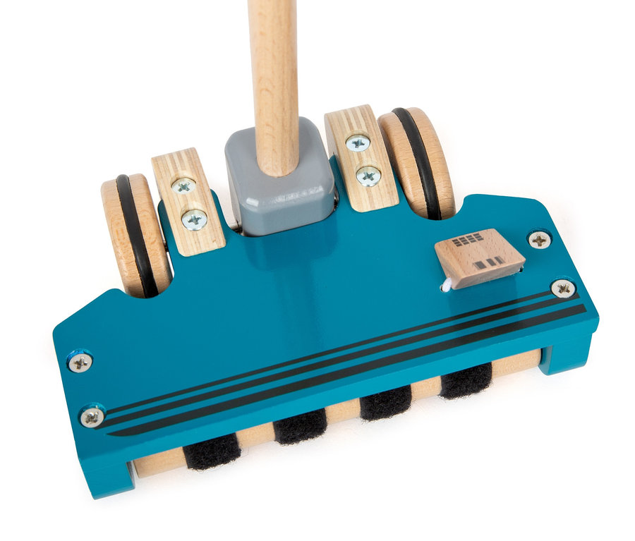 Detailaufnahme des blauen small foot Schiebespielzeug Staubsaugers mit Holzgriff.