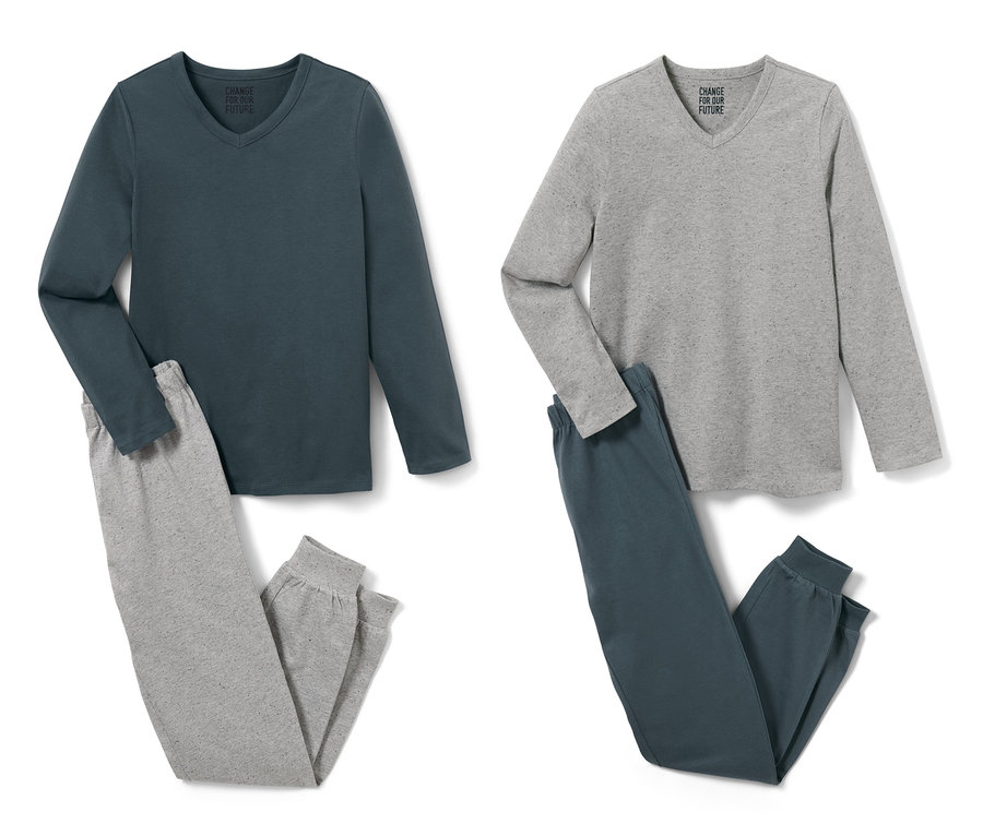 Zwei Kinder-Pyjamas: ein dunkelblaues Oberteil mit grauer Hose und ein graues Oberteil mit dunkelblauer Hose.