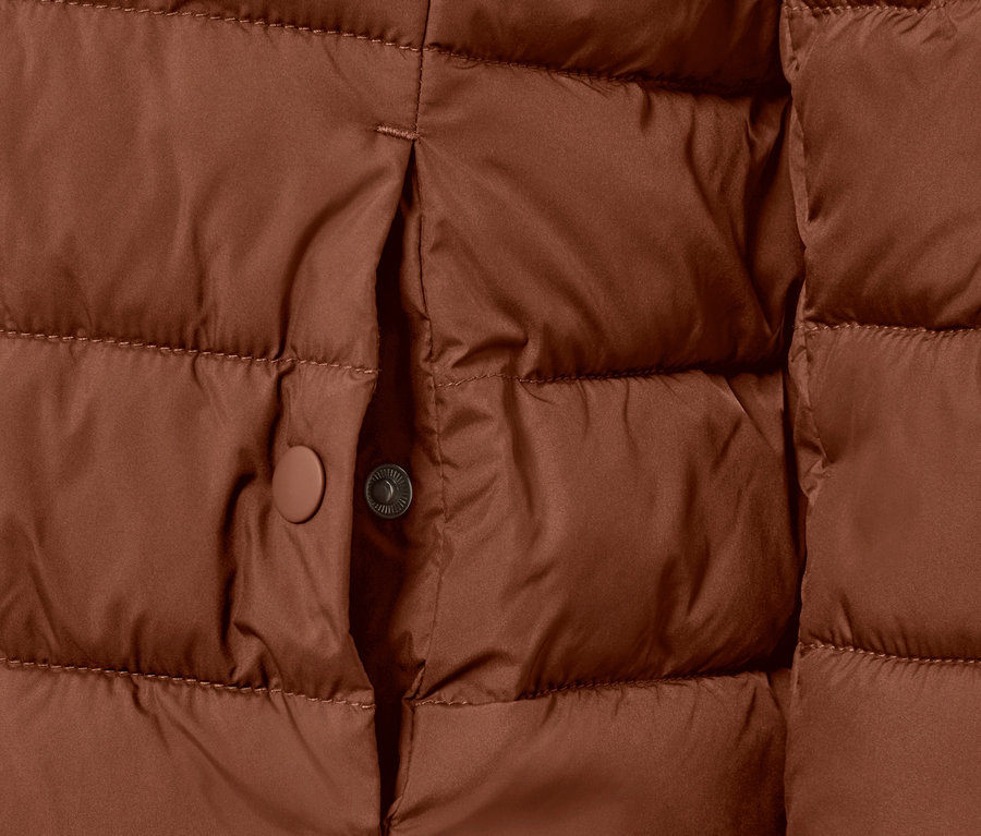 Detailaufnahme einer cognacfarbenen Steppjacke mit Kapuze.