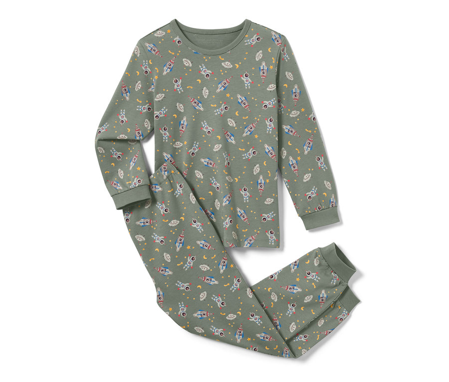 Ein grüner Kinderpyjama mit Weltraummotiv.