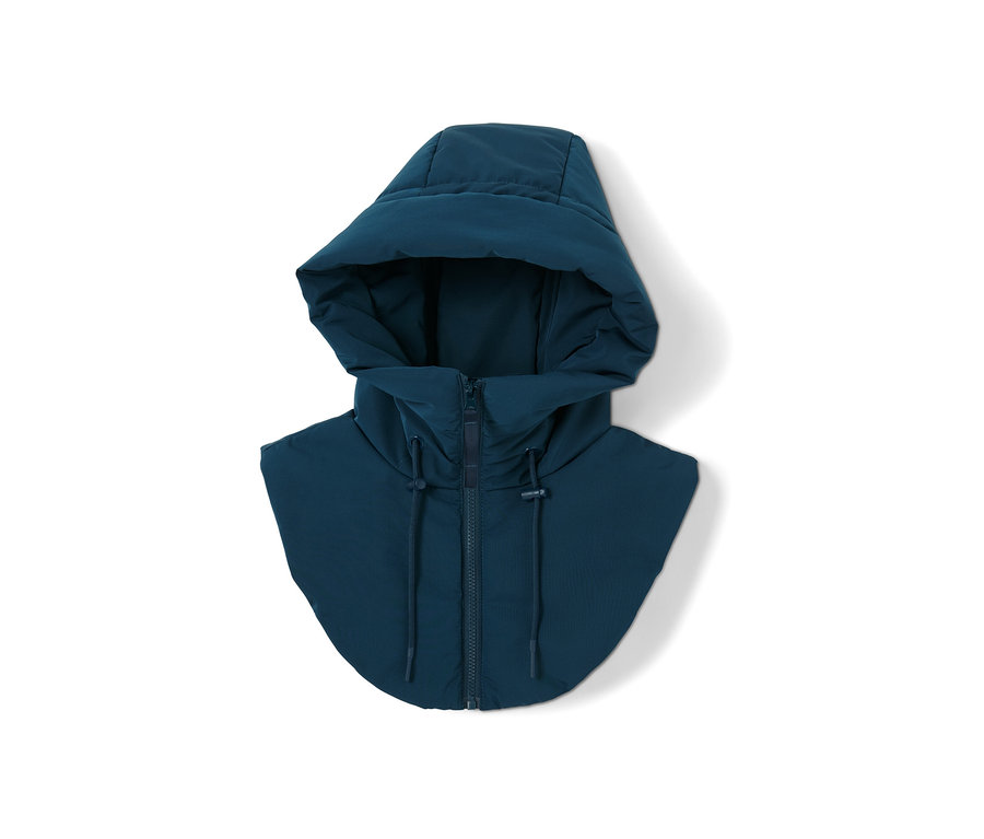 Eine marineblaue, wattierte Kapuze mit Stehkragen auf einem weißen Hintergrund.