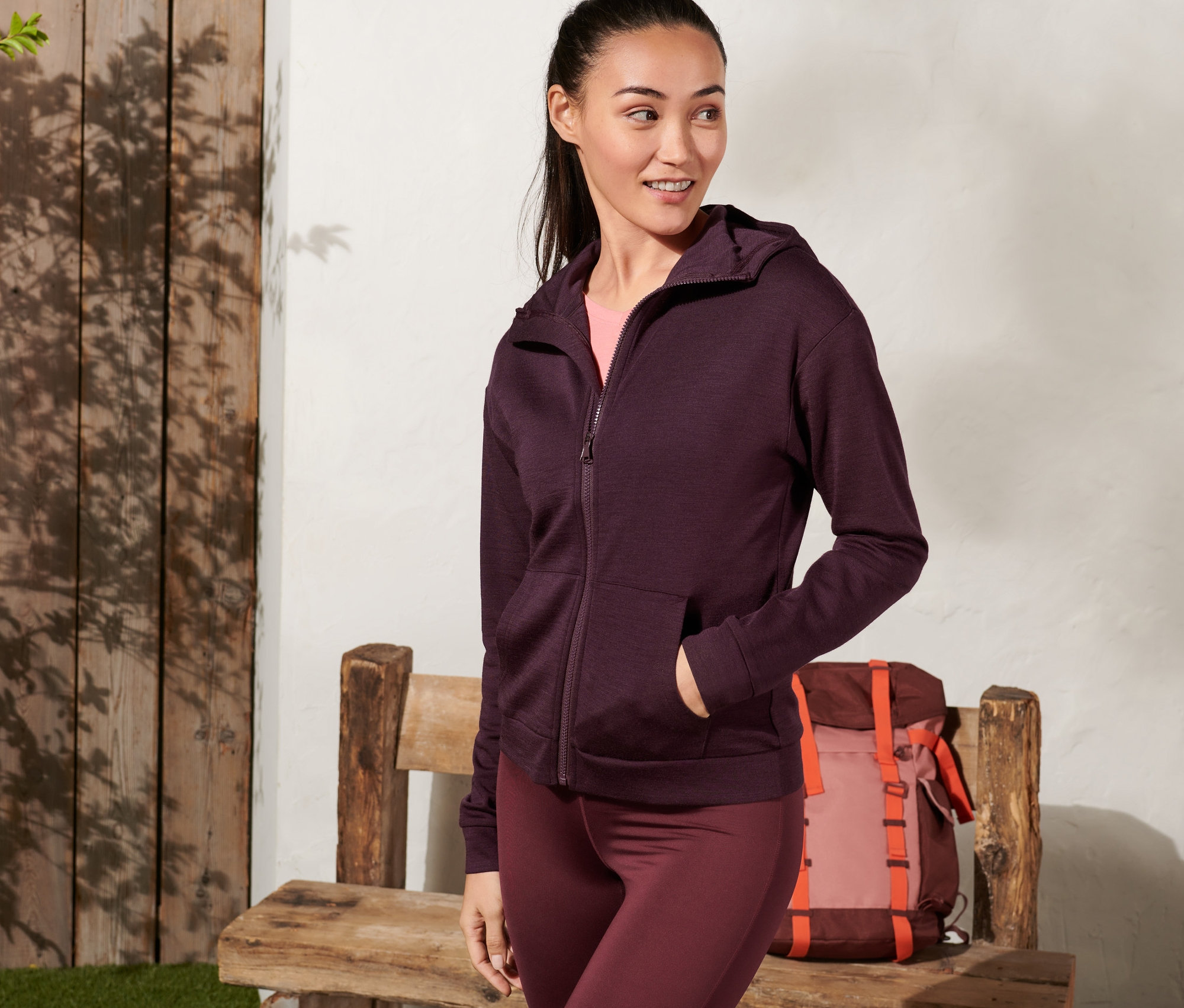 Frau trägt eine Kapuzenjacke mit RWS-lizenzierter Wolle, mauve.