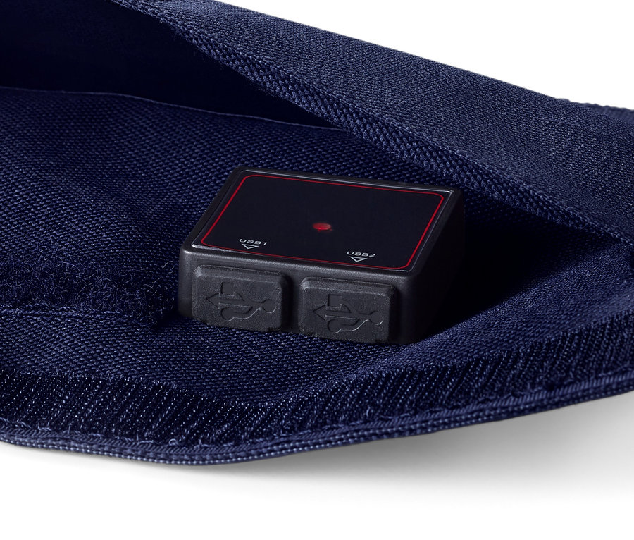 Detailansicht eines faltbaren Solar-Ladegeräts in einer blauen Hülle.