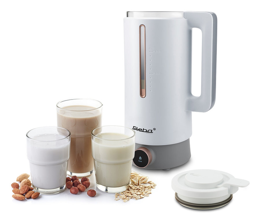 Vertikale Aufnahme von Steba Vegan-Drink-Maker "VDM 2 HOT & COLD" mit drei Gläsern Pflanzenmilch und Nüssen.