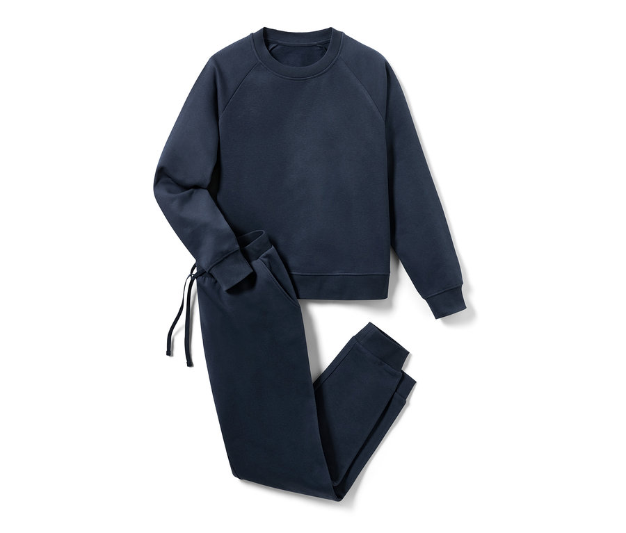 Ein dunkelblauer Hausanzug liegt auf einem weißen Hintergrund.