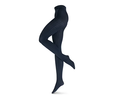 Nahaufnahme einer gemusterten Feinstrumpfhose auf weißem Hintergrund.
