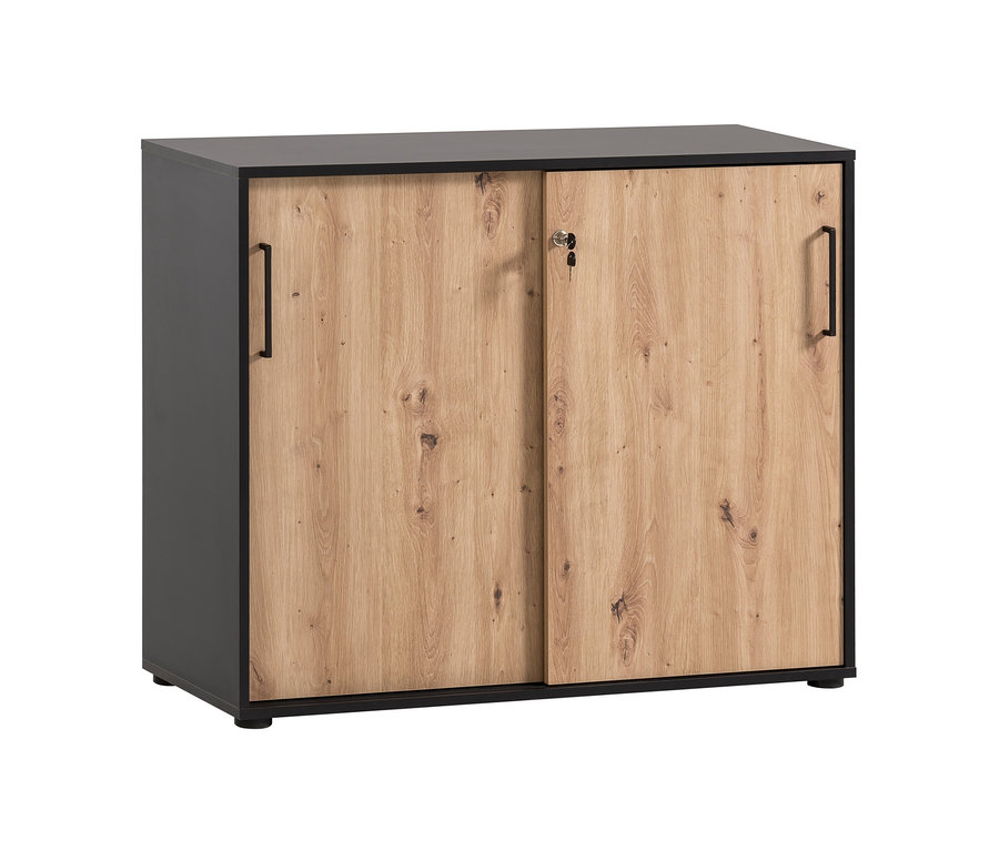 Ein grauer Aktenschrank »Aino« mit Holzschiebetüren und schwarzen Griffen.