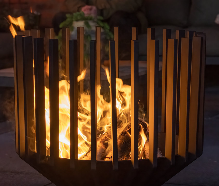 Flammen brennen im Design-Feuerkorb »Irving«.