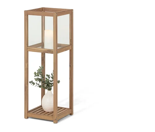 Dekoratives Windlicht mit Regalboden. Im Inneren des Windlichts befindet sich eine weiße Kerze. Auf dem Regal unterhalb der Kerze steht eine Vase mit einer Pflanze.