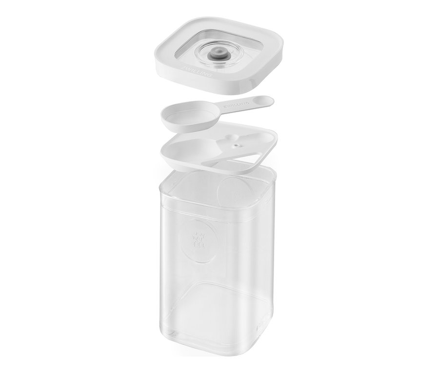 Ein durchsichtiger ZWILLING FRESH & SAVE CUBE mit weißem Deckel, Löffel und Ausgleichsplatte, die alle in Schichten angeordnet sind.