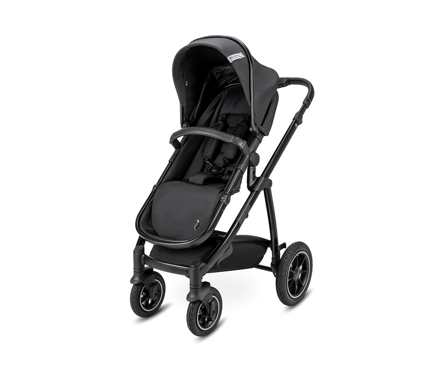 Ein schwarzer Osann Kombi-Kinderwagen »Olé Re.Label« steht im Innenraum.