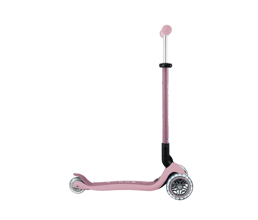Ein beerfarbener GLOBBER 3in1 Roller »GO-UP Active Lights Eco« steht vor einem weißen Hintergrund.