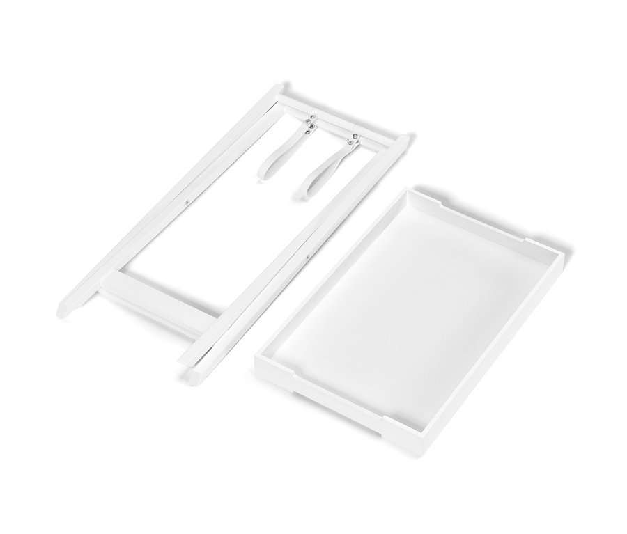 Ein auseinandergeklappter Tablettisch mit Klappfunktion und abnehmbarem, weißen Tablett.