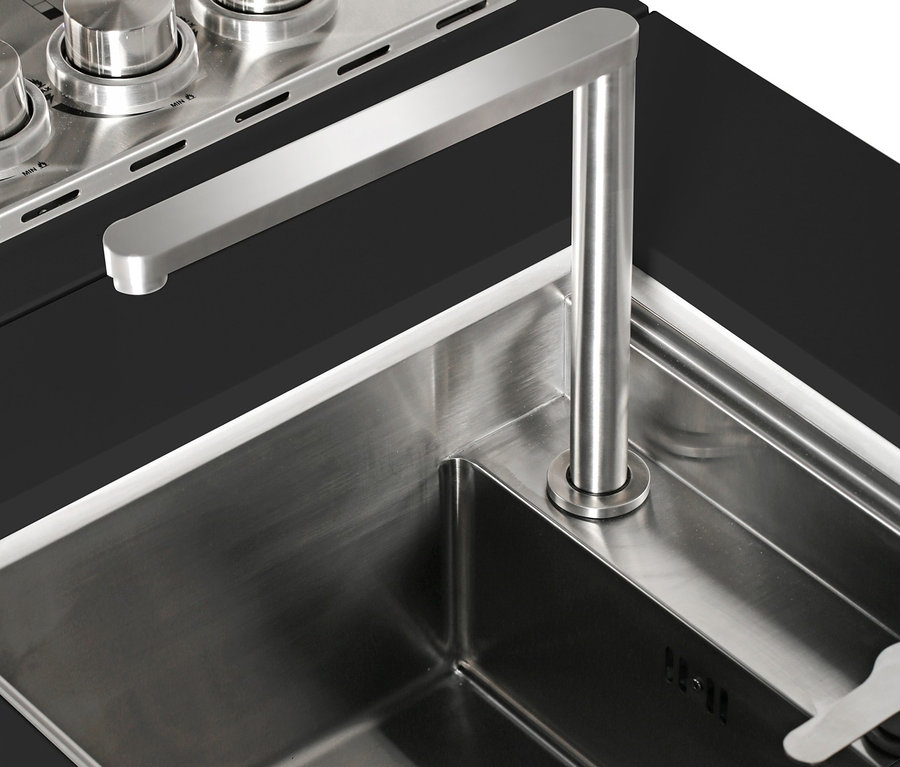 Detailansicht einer Edelstahlspüle mit Wasserhahn und einem Teil der Buschbeck Premium Outdoor-Küche mit Grillfunktion.