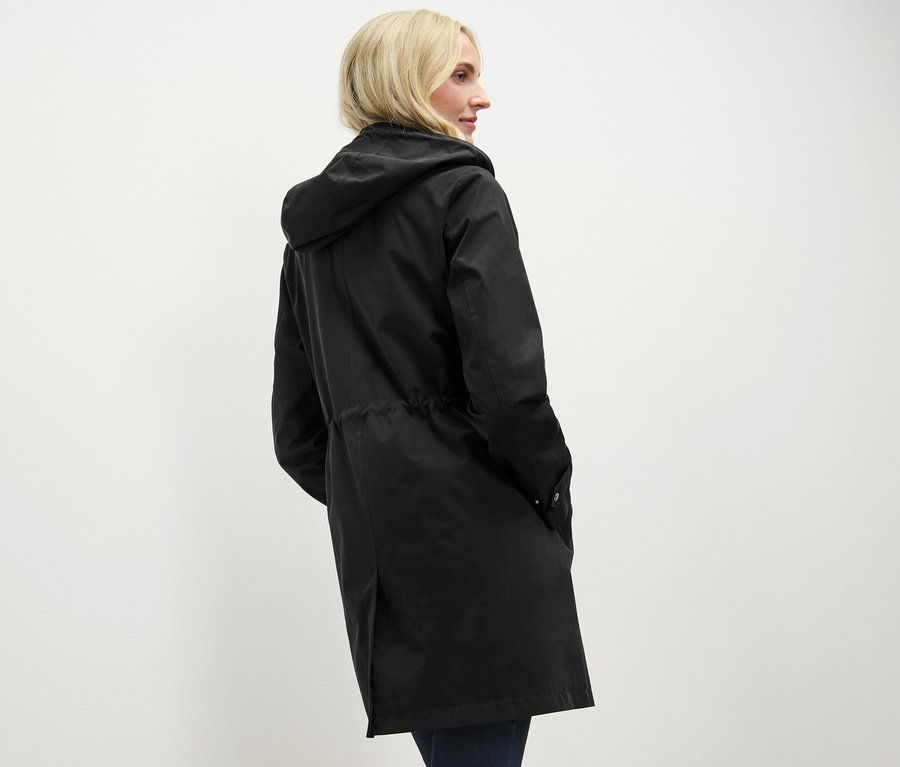 Frau trägt eine schwarze Parka mit Kapuze.