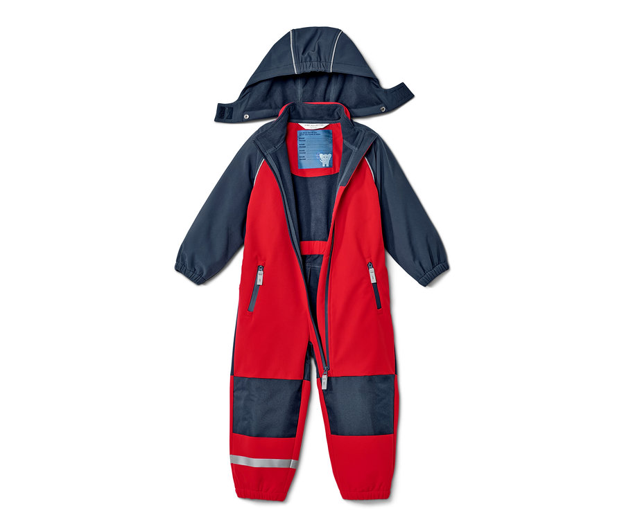 Offener, rot-blauer Kinder-Softshell-Einteiler mit Kapuze liegt auf dem Rücken.