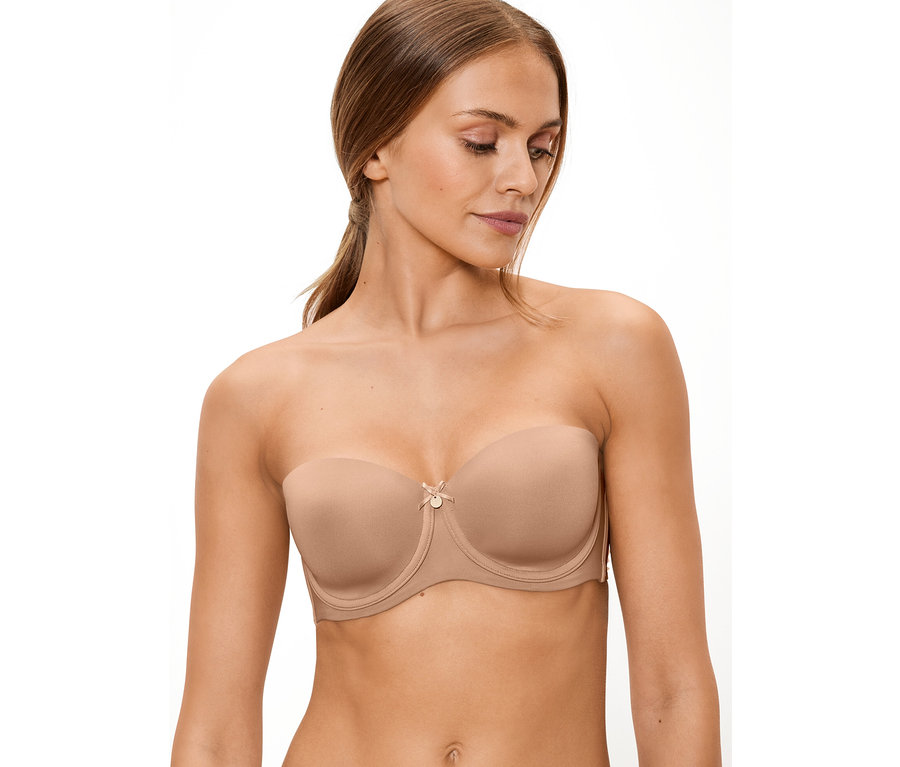 Frau trägt einen hautfarbenen Multistyle-BH.