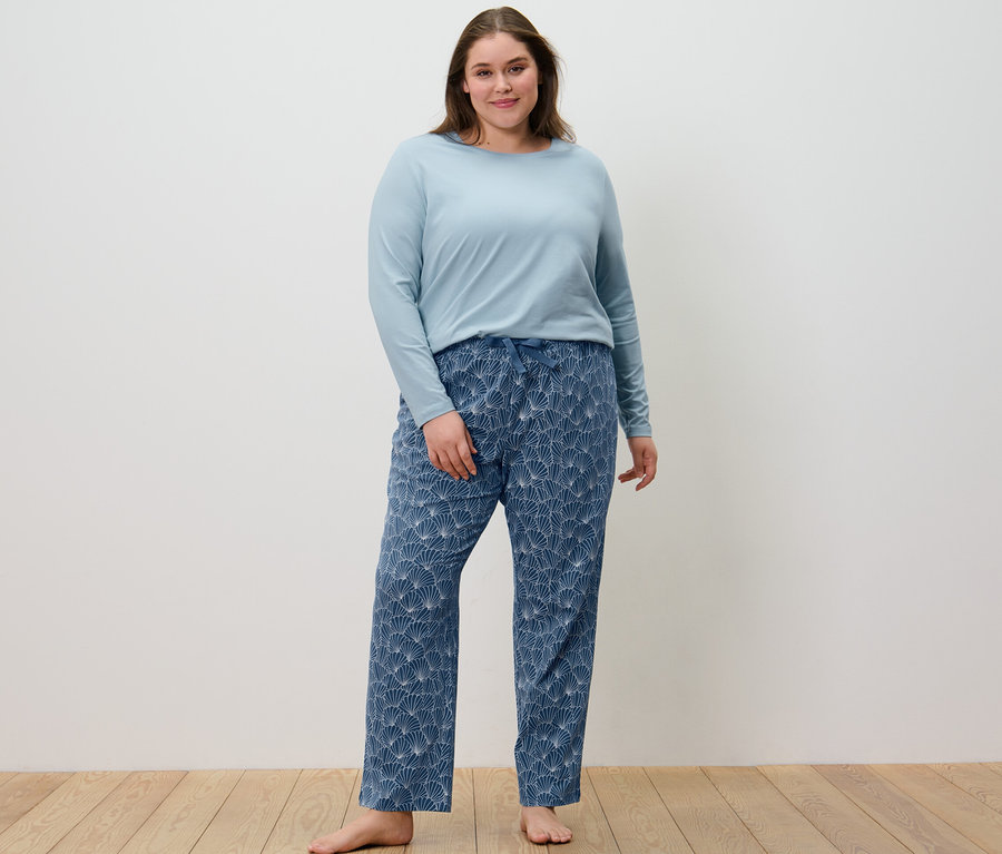 Frau posiert in einem Pyjama.