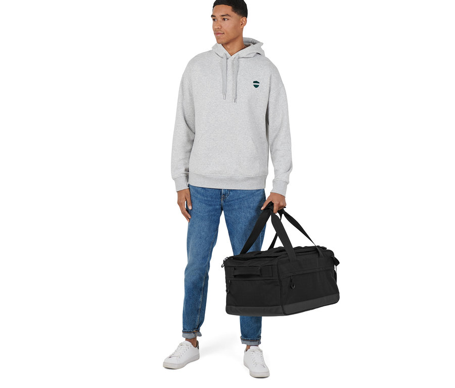 Mann hält eine Duffle-Bag.