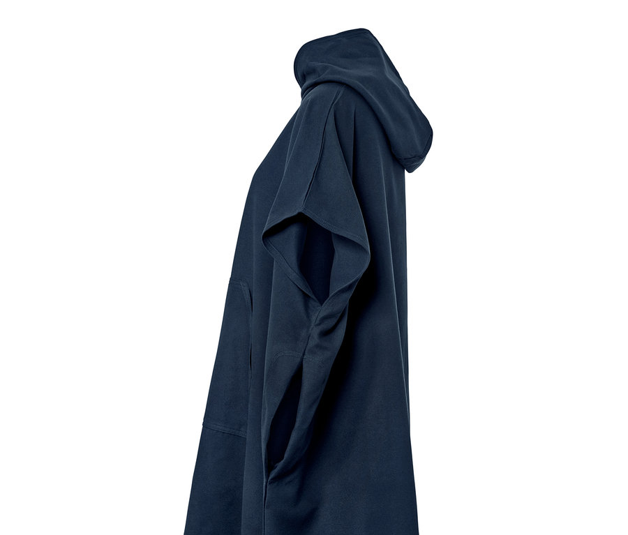 Detailansicht eines marineblauen Umzieh-Ponchos mit Kapuze.