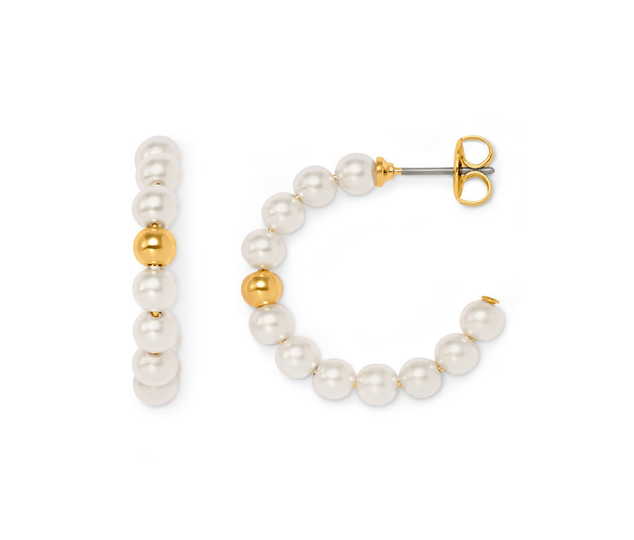 Zwei Creolen mit Glasperlen liegen auf einem weißen Hintergrund.