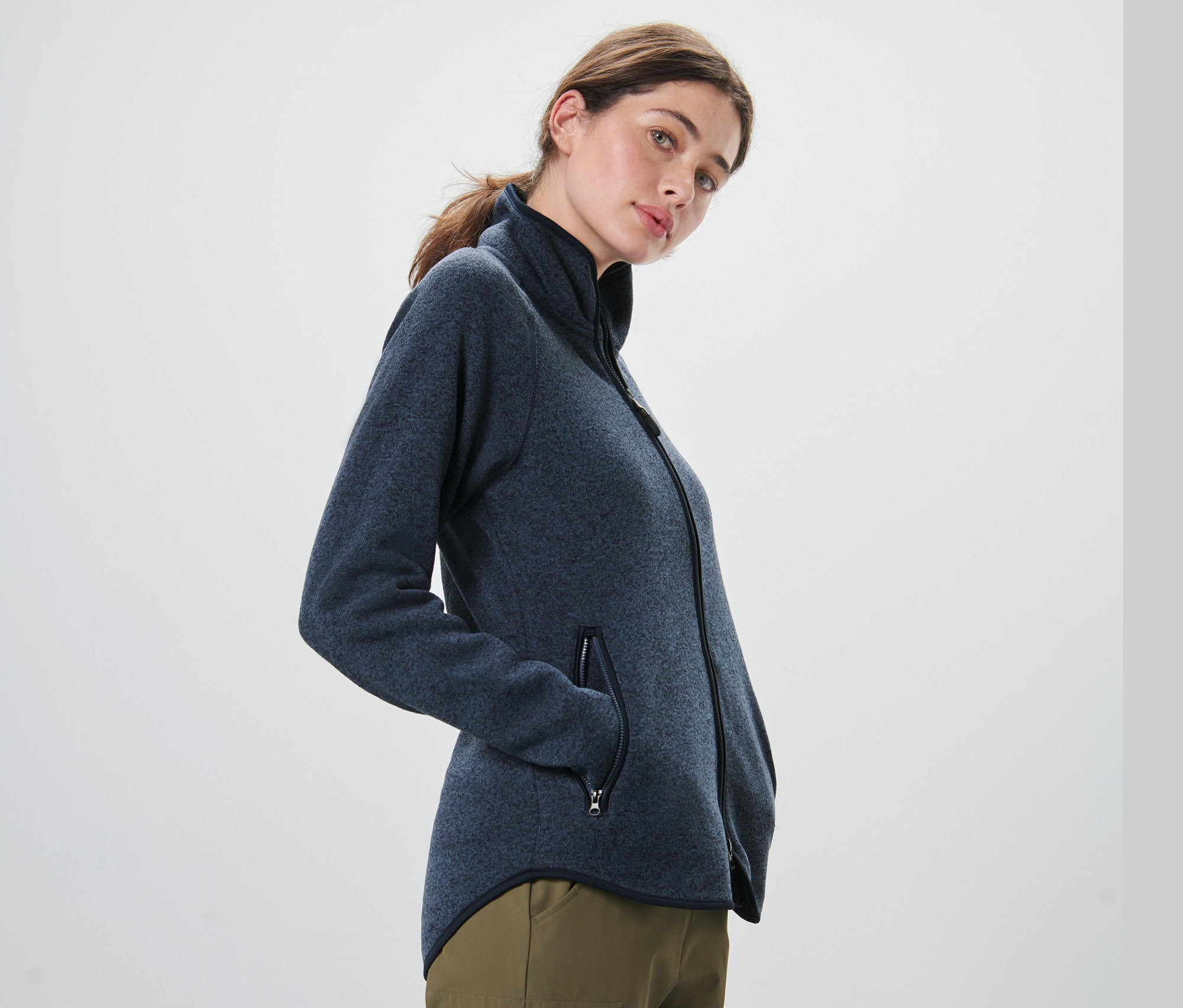 Frau trägt eine marineblaue Strickfleece-Jacke.