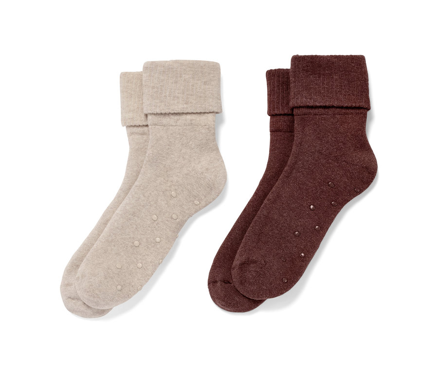Zwei Paar Stoppersocken: ein Paar in Beige und ein Paar in Braun.