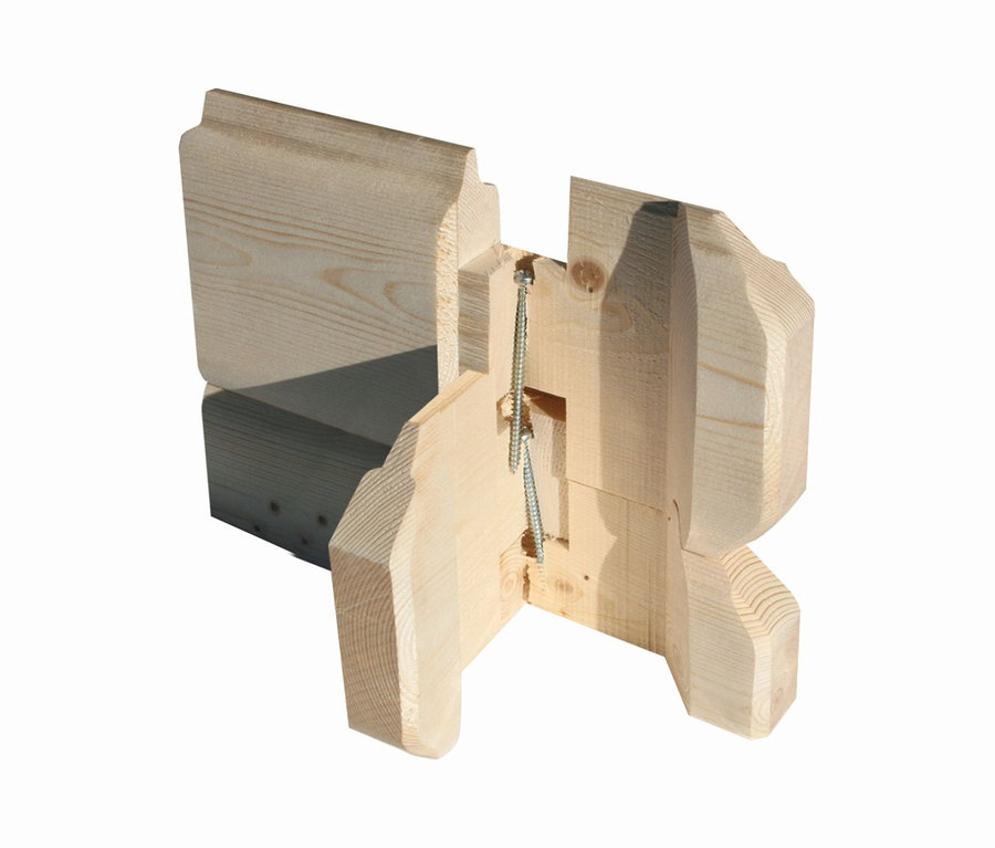 Detail einer Holzkonstruktion des Karibu Gartenhauses Barne 7 mit zwei Schrauben.