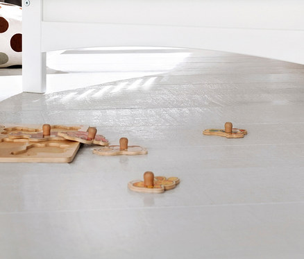 Ein Holzpuzzle liegt auf dem Boden unter einem weißen Pinolino 3-teiliges Set »Florentina« breit.