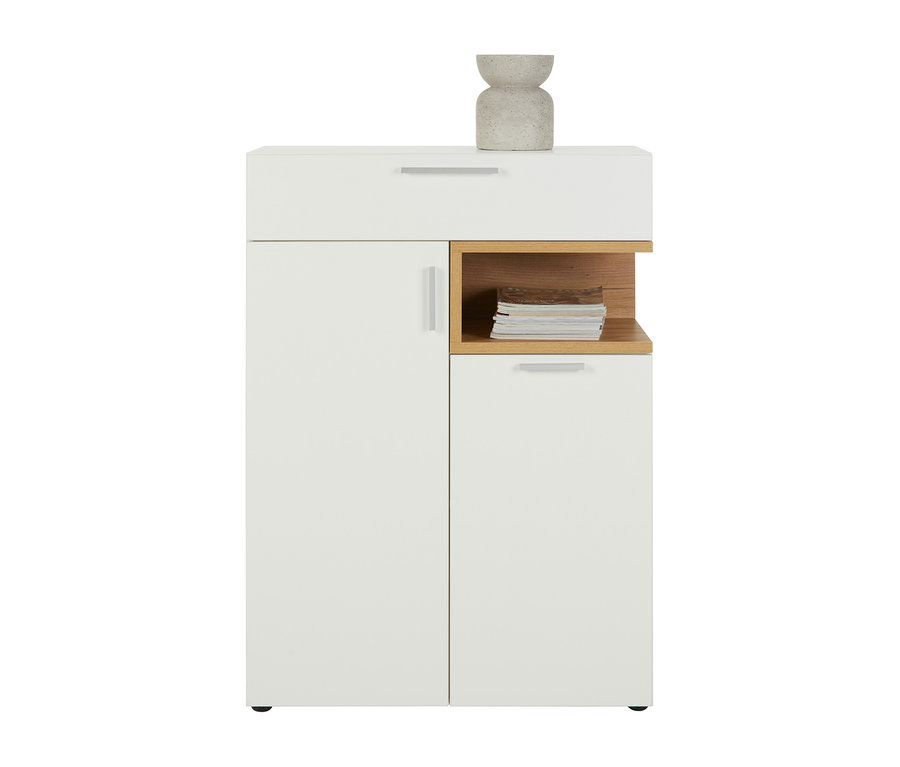 Schmales, weißes Sideboard »Nonza« mit Schublade oben, offenem Holzregal und unteren Türen. Auf dem Sideboard steht eine Vase.