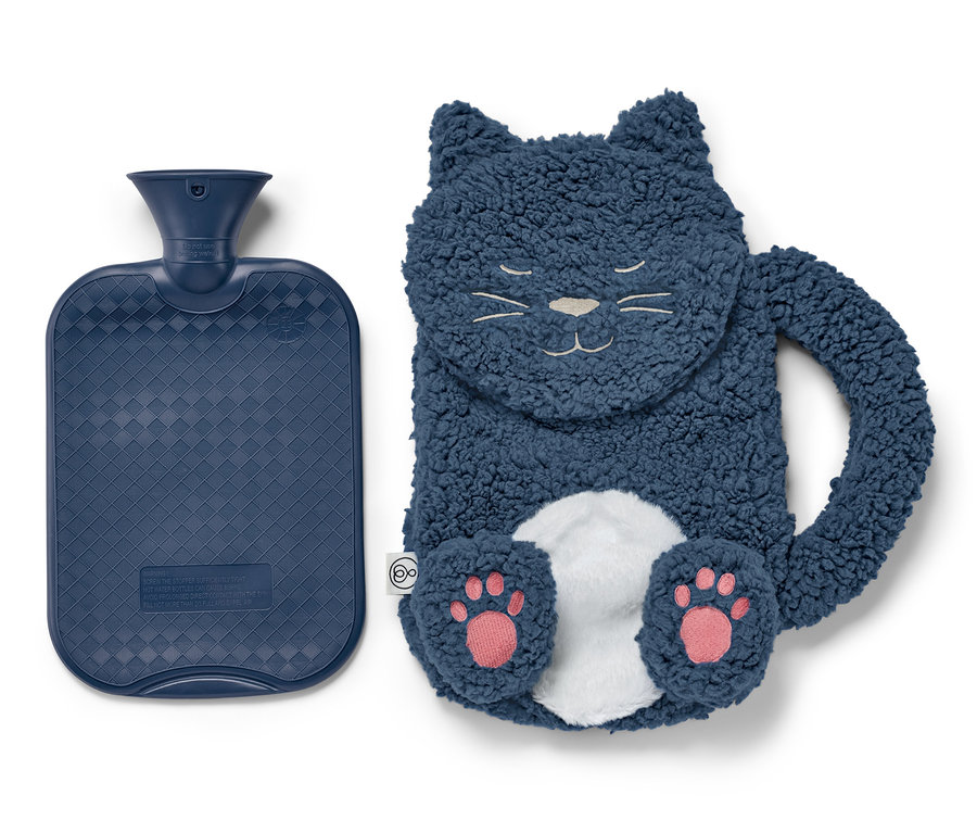 Eine blaue Wärmflasche »Katze« liegt neben einer Plüschhülle in Katzenform.