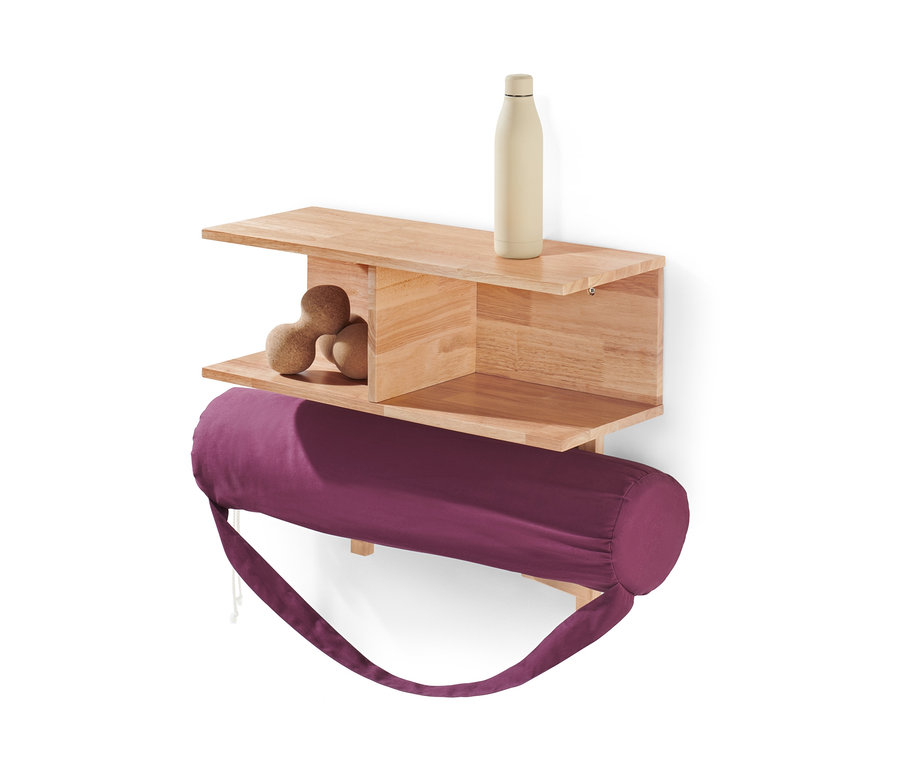 Holzregal mit zwei Massagebällen, einer Wasserflasche und einer violetten Yogamattenhülle.