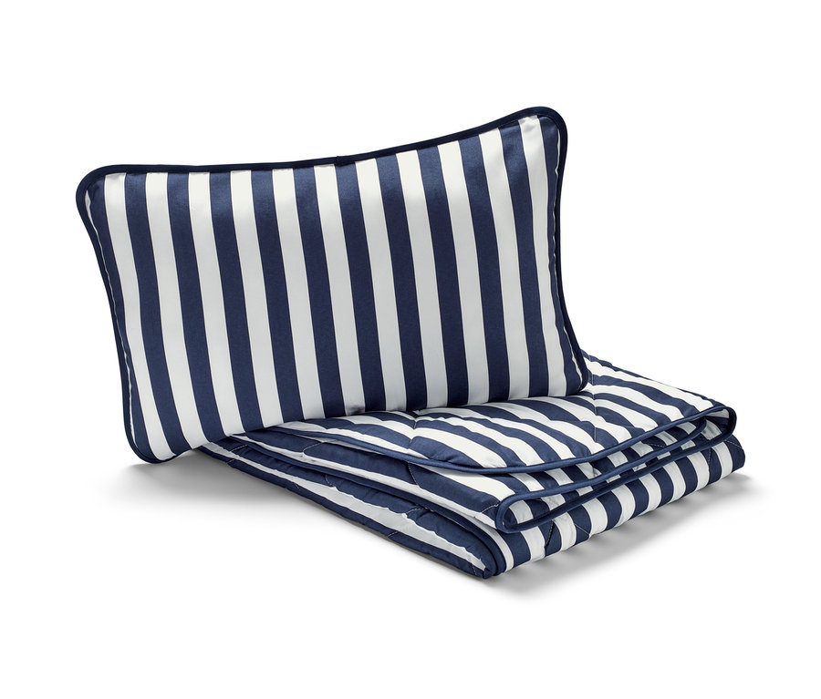 Reise-Bettenset mit blau-weißen Streifen.