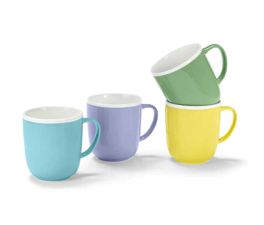 Vier verschiedenfarbige Trinkbecher (blau, lila, gelb und grün) stehen auf einem weißen Hintergrund.