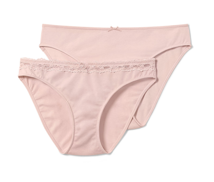 Zwei roséfarbene Slips.