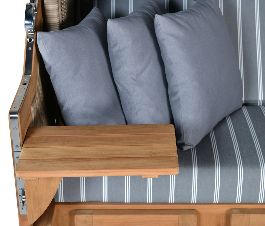 Detailaufnahme eines deVries Teak-Strandkorbs, 3-Sitzer, mit grauen Kissen und einem Beistelltisch.