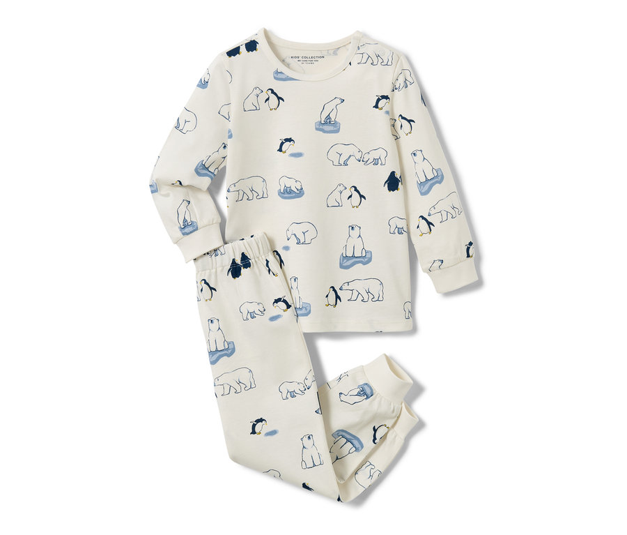 Kinder-Pyjama mit Eisbären- und Pinguin-Muster auf weißem Hintergrund.