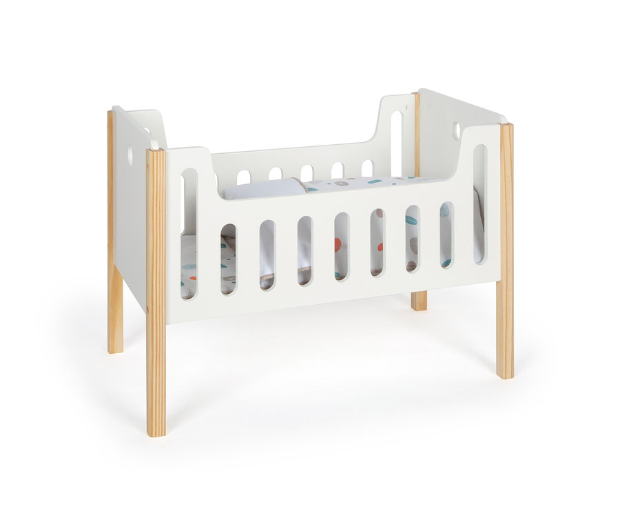 Leeres, weisses small foot Puppengitterbett »Little Button« mit Holzbeinen und gemustertem Bettzeug.