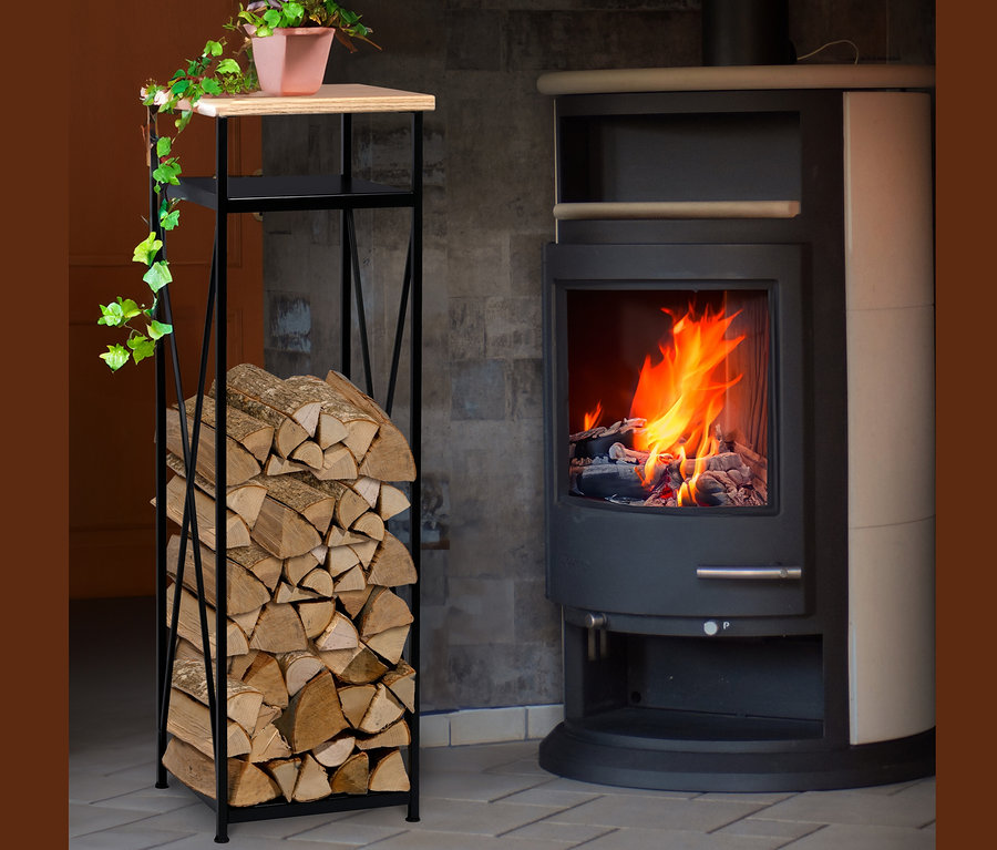 Kamin mit Flammen und daneben ein Kaminholzregal mit Holzdeckel.