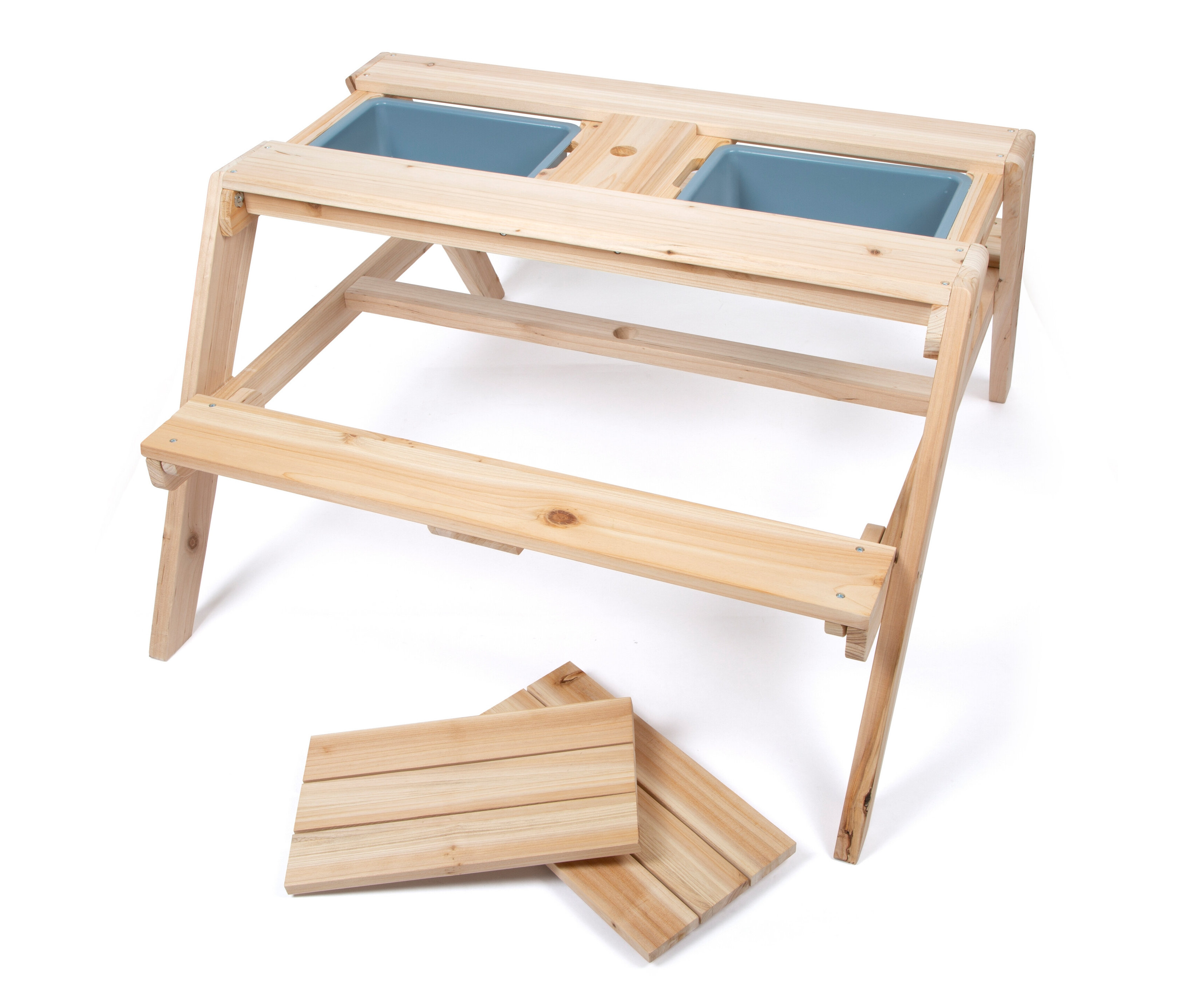 small foot Kindersitzgruppe Matschtisch aus Holz mit zwei blauen Becken und zwei Holzbeschläge liegen am Boden.