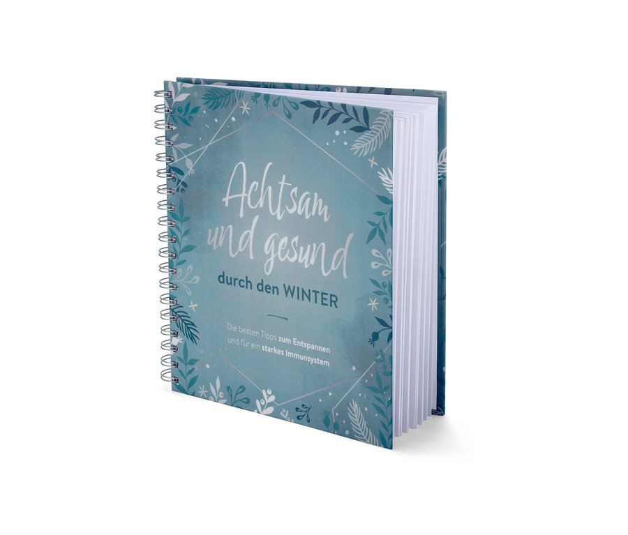 Buch „Achtsam und gesund durch den Winter“ liegt auf hellem Hintergrund.