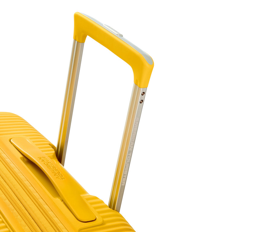 Detailansicht eines golden yellow American Tourister Hartschalen-Koffers »Soundbox« mit Spinner und Teleskopgriff.