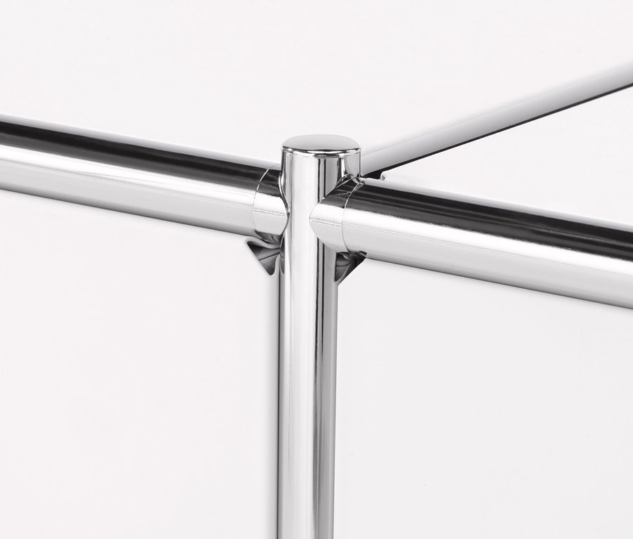 Detailansicht von verchromten Rohren eines »CN3« Regals.