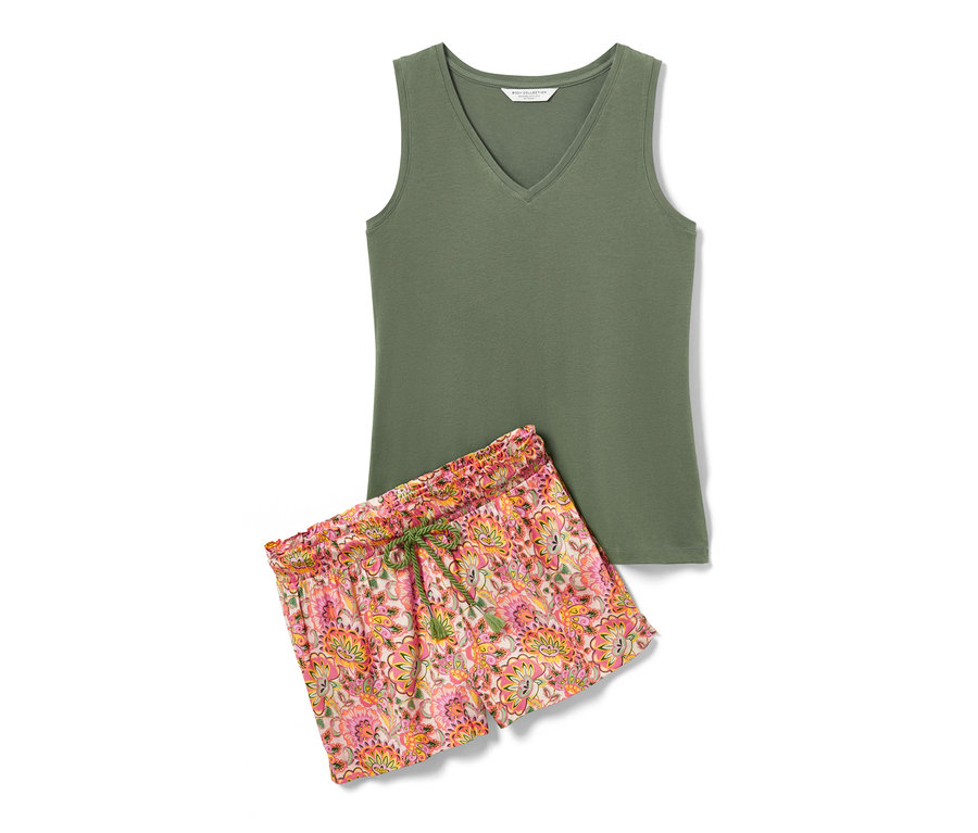 Ein grünes Tanktop und ein Shorty-Pyjama mit Blumenmuster.