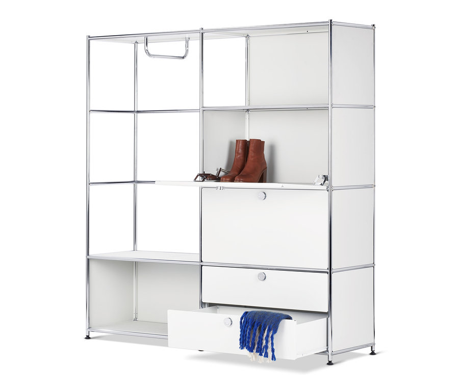 Garderobe Metall »CN3« mit 2 Klappen und 2 Schubladen. In der offenen Schublade liegt ein blauer Schal.